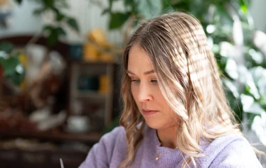 Villa Havulan käsityöpajat Ranualla - Villa Havulassa järjestetään perinteisiä käsityöpajoja, joihin osallistua eri ikäset henkilöt. Kuvassa nuoret tekevät käsitöitä.