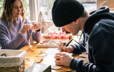 Villa Havulan käsityöpajat Ranualla - Villa Havulassa järjestetään perinteisiä käsityöpajoja, joihin osallistua eri ikäset henkilöt. Kuvassa nuoret tekevät käsitöitä.