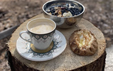 Aamupuuro mustikoilla, karjalanpiirakka ja cappuchino