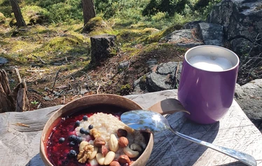 Aamupuuro mustikoilla, karjalanpiirakka ja cappuchino