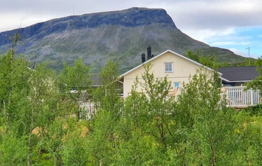 Summer in Kilpisjärvi is full of light, culminating in the vibrant colors of autumn foliage in September.
