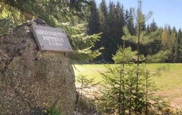 Markus Pulierin muistokivi, kirkon pihalla