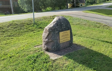 Markus Pulierin muistokivi, kirkon pihalla