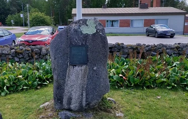Markus Pulierin muistokivi, kirkon pihalla