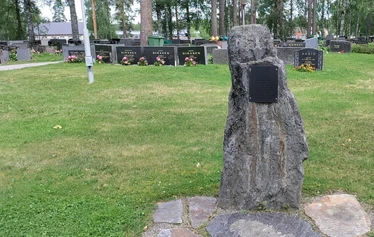 Markus Pulierin muistokivi, kirkon pihalla
