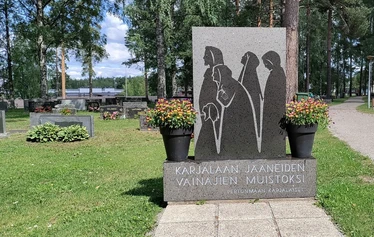 Markus Pulierin muistokivi, kirkon pihalla