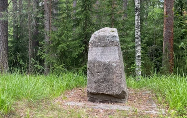 Markus Pulierin muistokivi, kirkon pihalla