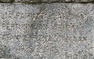 Markus Pulierin muistokivi, kirkon pihalla