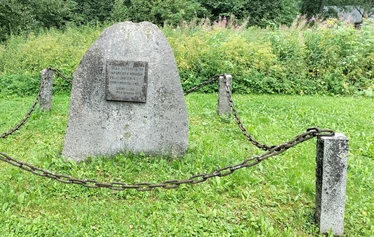 Markus Pulierin muistokivi, kirkon pihalla