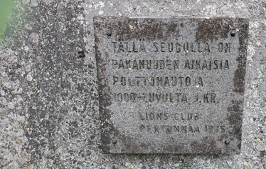 Markus Pulierin muistokivi, kirkon pihalla