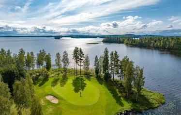Suomen paras 9-reikäinen golfkenttä Pohjois-Savossa - Tervetuloa Eerikkala Golfiin Pohjois-Savossa! Kenttämme valittiin vuoden 2023 parhaaksi 9-reikäiseksi golfkentäksi Suomessa. Upea klubimiljöö ja hyvä hinta-laatusuhde takaavat nautinnollisen peli- ja ruokailukokemuksen.