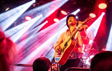 Never say Never - Dimitri Keiski tanssii ja tanssittaa