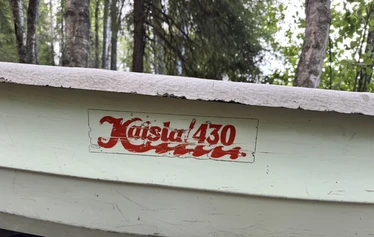 Kalastuvarusteltu soutuvene Kaisla 430 Heinolan Rautjärvellä - Veneen varusteisiin kuuluu tainnutin, äyskäri, ankkuri ja ensiapulaukku