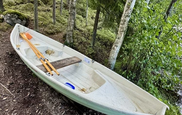 Kalastuvarusteltu soutuvene Kaisla 430 Heinolan Rautjärvellä - Veneen varusteisiin kuuluu tainnutin, äyskäri, ankkuri ja ensiapulaukku