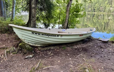 Kalastuvarusteltu soutuvene Kaisla 430 Heinolan Rautjärvellä - Veneen varusteisiin kuuluu tainnutin, äyskäri, ankkuri ja ensiapulaukku