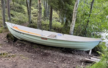 Kalastuvarusteltu soutuvene Kaisla 430 Heinolan Rautjärvellä - Veneen varusteisiin kuuluu tainnutin, äyskäri, ankkuri ja ensiapulaukku