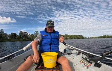 Uisteluretki 2h Heinolan urheilukalastusalueella - Soutukalastusretki kokeneelle- tai kalastuksesta kiinnostunelle kalastajalle, jossa opas soutaa sinut parhaille apajille yksin tai kaverisi kanssa kalastamaan parhailla välineillä ja menetelmillä.

Retkemme sisältää kaikki tarvittavat varusteet, sinun tarvitsee vain pukeutua sään mukaan ja nousta veneeseen. 

Retki ei sovellu liikuntarajoitteiselle, tai alle 5 vuotiaille lapsille.

